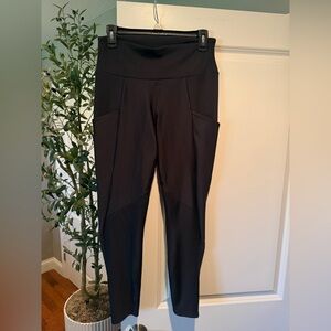 ALO Yoga Black High-Rise Leggings with pockets.
